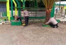 Polisi Hadir di Tengah Masyarakat, Polsek Ciawigebang Gelar Aksi Jumat Bersih di Masjid Jami’ Al Falah Desa Sidaraja