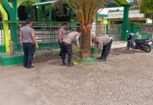 Polsek Ciawigebang Tanamkan Semangat Gotong Royong Lewat Kegiatan Jumat Bersih di Masjid Jami’ Al Falah Desa Sidaraja