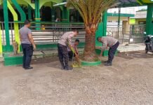Wujud Polisi Bersama Masyarakat, Polsek Ciawigebang Gotong Royong Bersihkan Masjid Jami’ Al Falah Desa Sidaraja