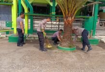 Pererat Kedekatan dengan Masyarakat, Polsek Ciawigebang Laksanakan Jumat Bersih di Masjid Jami’ Al Falah Desa Sidaraja