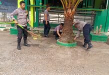 Melalui Jumat Bersih di Masjid Jami’ Al Falah Desa Sidaraja, Polsek Ciawigebang Tumbuhkan Semangat Gotong Royong