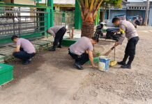 Polisi Hadir di Tengah Masyarakat, Polsek Ciawigebang Bersihkan Masjid Jami’ Al Falah Desa Sidaraja