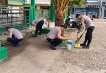 Peduli Kebersihan Tempat Ibadah, Polsek Ciawigebang Gelar Gotong Royong di Masjid Jami’ Al Falah Desa Sidaraja