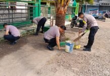 Program Polisi Bersama Masyarakat, Polsek Ciawigebang Wujudkan Lingkungan Masjid Jami’ Al Falah Desa Sidaraja yang Bersih dan Nyaman