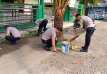 Pererat Kedekatan dengan Warga, Polsek Ciawigebang Laksanakan Jumat Bersih di Masjid Jami’ Al Falah Desa Sidaraja