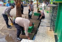 Polsek Ciawigebang Gelar Jumat Bersih Bersama Masyarakat di Masjid Jami’ Al Falah Desa Sidaraja