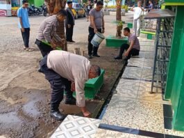 Polisi dan Masyarakat Bersinergi Jaga Kebersihan Masjid Jami’ Al Falah Desa Sidaraja