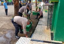 Jumat Bersih di Masjid Jami’ Al Falah Desa Sidaraja Jadi Wujud Sinergitas Polsek Ciawigebang dengan Masyarakat