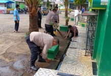 Polsek Ciawigebang Perkuat Kebersamaan dengan Masyarakat Melalui Aksi Jumat Bersih di Masjid Jami’ Al Falah Desa Sidaraja