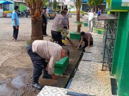 Polsek Ciawigebang Perkuat Kebersamaan dengan Masyarakat Melalui Aksi Jumat Bersih di Masjid Jami’ Al Falah Desa Sidaraja