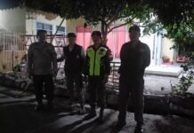 Patroli Lingkungan, Bhabinkamtibmas dan Linmas Desa Cimaranten Jaga Kamtibmas