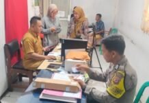 Dukung Program PERLINSOS, Bhabinkamtibmas Desa Karangkamulyan Polsek Ciawigebang Koordinasi Aktivasi IKD