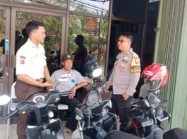Cegah Gangguan Keamanan, Bhabinkamtibmas Berikan Imbauan Kamtibmas kepada Satpam Koperasi Artha Guna Mandiri Desa Kadurama Saat Patroli Dialogis