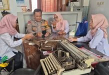 Dukung Bansos Tepat Sasaran, Bhabinkamtibmas Desa Cimaranten Koordinasi dengan Pendamping PKH Kecamatan Cipicung