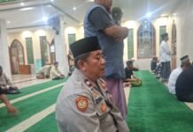 PS. Panit 2 Samapta Polsek Ciawigebang Laksanakan Shalat Magrib Berjamaah di Masjid At Taqwa Desa Ciawigebang, Pererat Silaturahmi dengan Masyarakat