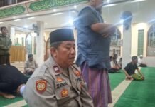 Pererat Silaturahmi, PS. Panit 2 Samapta Polsek Ciawigebang Laksanakan Shalat Magrib Berjamaah di Masjid At Taqwa Desa Ciawigebang