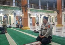 Polisi Hadir di Tengah Masyarakat, PS. Panit 2 Samapta Polsek Ciawigebang Shalat Magrib Berjamaah di Masjid At Taqwa Desa Ciawigebang