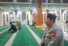 Bangun Kedekatan dengan Warga, PS. Panit 2 Samapta Polsek Ciawigebang Laksanakan Shalat Magrib Berjamaah di Masjid At Taqwa Desa Ciawigebang