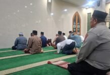 Pererat Silaturahmi dengan Warga, PS. Panit 2 Samapta Polsek Ciawigebang Laksanakan Shalat Subuh Berjamaah di Masjid At Taqwa Desa Ciawigebang
