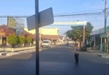 PS. Panit 2 Samapta Laksanakan Pengaturan Lalu Lintas Pagi Hari di Simpang Tiga Mako Polsek Ciawigebang