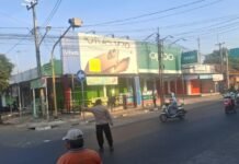 PS. Panit 2 Samapta Laksanakan Pengaturan Lalu Lintas Pagi Hari di Simpang Tiga Mako Polsek Ciawigebang, Ciptakan Arus Lalu Lintas Lancar