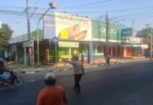 PS. Panit 2 Samapta Atur Lalu Lintas Pagi Hari di Simpang Tiga Mako Polsek Ciawigebang