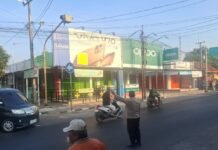 Wujudkan Kamseltibcarlantas, PS. Panit 2 Samapta Hadir Layani Masyarakat pada Pagi Hari di Simpang Tiga Mako Polsek Ciawigebang