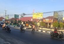 PS. Panit 2 Samapta Tingkatkan Pelayanan Pagi Hari melalui Pengaturan Lalu Lintas di Simpang Tiga Mako Polsek Ciawigebang