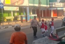 Cegah Kemacetan, PS. Panit 2 Samapta Laksanakan Pengaturan Lalu Lintas Pagi Hari di Simpang Tiga Mako Polsek Ciawigebang