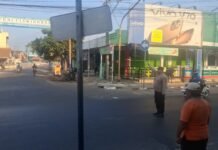 PS. Panit 2 Samapta Hadir di Tengah Masyarakat, Pastikan Lalu Lintas Pagi Hari di Simpang Tiga Mako Polsek Ciawigebang Tetap Lancar