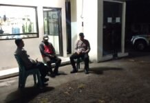 Patroli KRYD Malam Hari KSPKT 2 Polsek Ciawigebang, Polisi Sampaikan Imbauan Kamtibmas kepada Satpam Toko Aneka Sandang