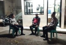 Polisi Hadir di Tengah Masyarakat, KSPKT 2 Polsek Ciawigebang Sambangi Satpam Toko Aneka Sandang Saat Patroli KRYD Malam Hari