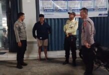 Cegah Gangguan Kamtibmas, KSPKT 2 Polsek Ciawigebang Sambangi Satpam Bank BRI Unit Ciawi Kota Saat Patroli KRYD Malam Hari