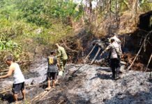 Sinergitas Polri, TNI, dan Warga Padamkan Kebakaran Lahan di Desa Kadurama
