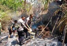 Sinergitas TNI-Polri dan Warga, Padamkan Api yang Membakar Lahan di Desa Kadurama