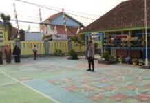 Polri Peduli Pendidikan, Kapolsek Ciawigebang Jadi Pembina Upacara di SD Negeri Kapandayan