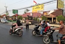 PS. Panit 2 Samapta Polsek Ciawigebang Laksanakan Pengaturan Lalu Lintas Pagi Hari di Jalan Raya Siliwangi Ciawigebang