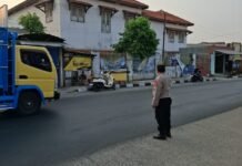 Wujud Pelayanan Prima, PS. Panit 2 Samapta Polsek Ciawigebang Hadir Mengatur Lalu Lintas Pagi Hari di Jalan Raya Siliwangi Ciawigebang