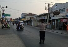 PS. Panit 2 Samapta Polsek Ciawigebang Laksanakan Gatur Pagi Hari di Jalan Raya Siliwangi Ciawigebang untuk Berikan Rasa Aman kepada Pengguna Jalan