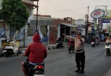 PS. Panit 2 Samapta Polsek Ciawigebang Tingkatkan Pelayanan Masyarakat Melalui Pengaturan Lalu Lintas Pagi Hari di Jalan Raya Siliwangi Ciawigebang