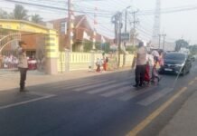 Wujud Pelayanan Prima, Kapolsek Ciawigebang Atur Lalu Lintas Pagi Hari di Depan SD Negeri Kapandayan