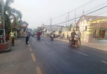 Cegah Kemacetan dan Kecelakaan, Kapolsek Ciawigebang Turun Langsung Atur Lalu Lintas Pagi Hari di Depan SD Negeri Kapandayan