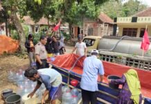 Kapolsek Pancalang Ipda Lukman Hakim Bersama Pemerintah Desa dan PAC Pemuda Pancasila Salurkan Bantuan Air Bersih kepada Warga Terdampak Kekeringan