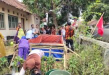 Ipda Lukman Hakim Bersama Pemerintah Desa dan PAC Pemuda Pancasila Salurkan Bantuan Air Bersih kepada Warga Terdampak Kekeringan