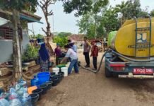 Ipda Lukman Hakim Bersama Pemerintah Desa dan PAC Pemuda Pancasila Salurkan Bantuan Air Bersih kepada Warga Desa Patalagan Terdampak Kekeringan