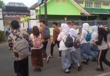 PAGI CERIA, POLSEK KADUGEDE LAKSANAKAN GATUR LALIN PAGI DI DEPAN SMAN 1 KADUGEDE