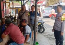 BHABINKAMTIBMAS DESA CIHERANG LAKSANAKAN SILATURAHMI KAMTIBMAS DOOR TO DOOR
