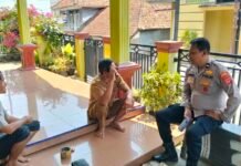 DOOR TO DOOR SYSTEM, CARA BHABINKAMTIBMAS POLSEK KADUGEDE DEKATKAN DIRI DENGAN WARGA
