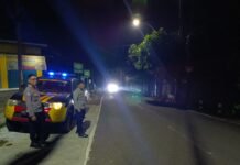 Menyambangi Minimarket dan Sekolah, Ka SPKT 2 Polsek Mandirancan Aiptu Juro Jauhari, S.H. Gelar Patroli KRYD Malam Hari Cegah Aksi Kejahatan