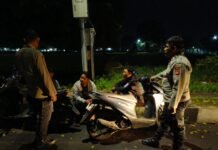 Ka SPKT 2 Polsek Mandirancan Aiptu Juro Jauhari, S.H. Sambangi Kerumunan Pemuda, Pastikan Kamtibmas Malam Hari Terjaga Bebas Geng Motor